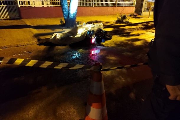 A v&iacute;tima ao lado da moto