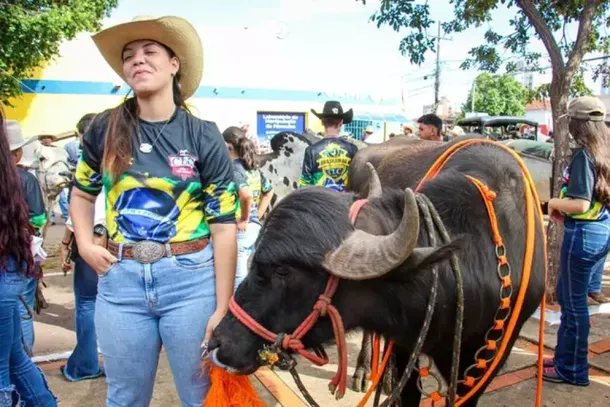 "Hoje, eu estou de b&uacute;falo, estou com a princesa", diz Nat&aacute;lia. (Foto: Juliano Almeida)