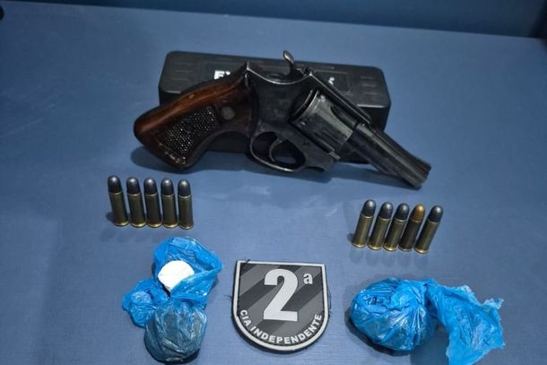 Droga, arma e muni&ccedil;&otilde;es, ambos apreendidos pela PM de Caarap&oacute;