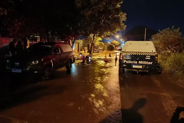 &Aacute;rea onde jovem foi executado a tiros foi isolada pela Pol&iacute;cia Militar para os trabalhos da per&iacute;cia, na noite desta ter&ccedil;a-feira (Foto: Leandro Holsbach)