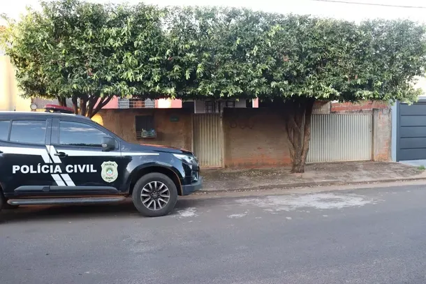 Viatura da Pol&iacute;cia Civil em frente ao local do assassinato (Foto: Divulga&ccedil;&atilde;o)