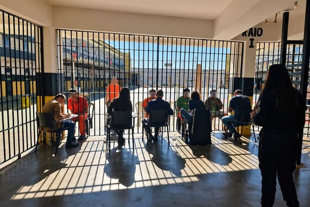 &Iacute;ndigenas durante atendimento na Penitenci&aacute;ria Estadual de Dourados (Foto: Divulga&ccedil;&atilde;o)
