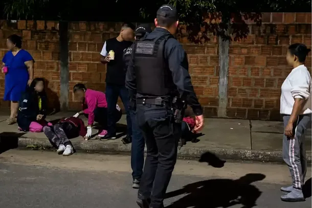 V&iacute;tima desmaiada no local ap&oacute;s agress&otilde;es (Foto: Portal &Aacute;gua Clara MS)