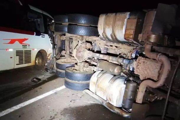 Carreta tombou ba pista e foi atingida por &ocirc;nibus (Foto: Divulga&ccedil;&atilde;o | Corpo de Bombeiros)