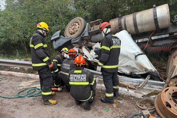 Carreta carregada com sucata tombou na rotat&oacute;ria que liga a Rodovia Ramon Gomez &agrave; BR-262, em Corumb&aacute;. (Foto: Divulga&ccedil;&atilde;o)