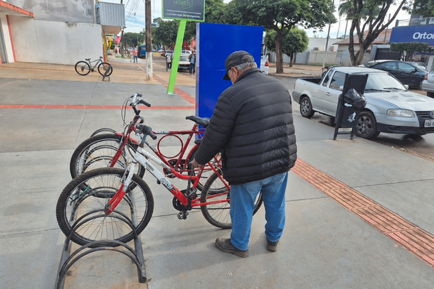 Morador de Carap&oacute; em um dos dias frio no m&ecirc;s passado no centro da cidade