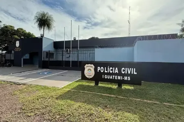 Fachada da Delegacia de Pol&iacute;cia Civil de Iguatemi, onde o caso foi registrado. (Foto: Arquivo/Sejusp)