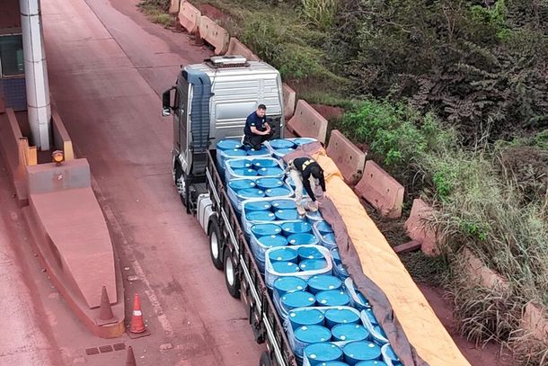 Agentes em caminh&atilde;o com tambores onde estava solvente (Foto: Divulga&ccedil;&atilde;o | Alf&acirc;ndega da Receita Federal em Corumb&aacute;)