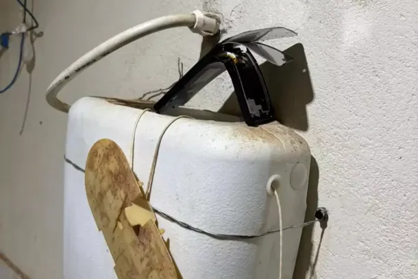 Celular quebrado em cima de caixa de descarga (Foto: Divulga&ccedil;&atilde;o)
