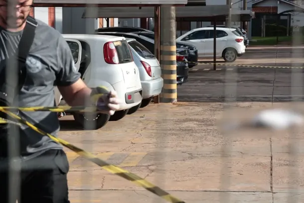Policial isolando o local do fato