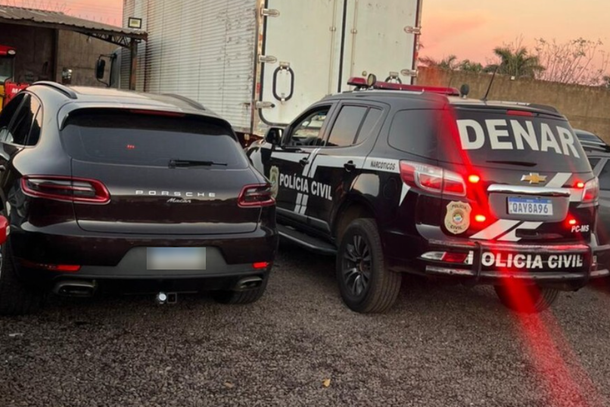 Porsche Macan foi apreendido durante cumprimento de mandados em casa de investigados no Jardim Nhanh&aacute;. (Foto: Divulga&ccedil;&atilde;o/PCMS)