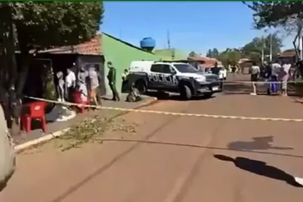 Movimenta&ccedil;&atilde;o de policiais e curiosos na rua do crime. (Foto: Direito das Ruas)