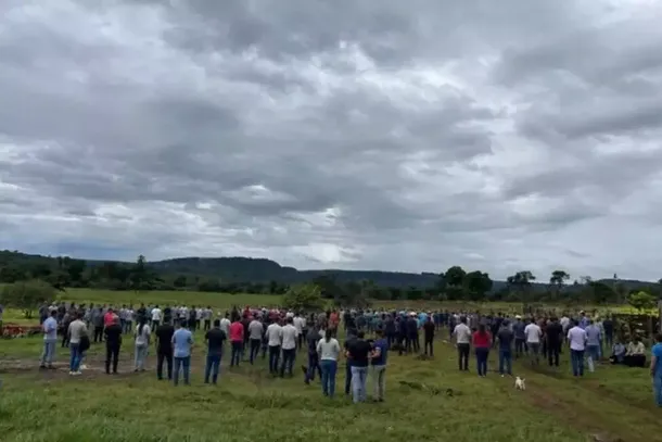 Grupo de ind&iacute;genas terena na fazenda em Sidrol&acirc;ndia, no dia 13 de junho (Foto: Arquivo)