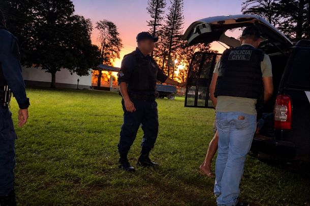Momento em que o preso &eacute; colocado na viatura da pol&iacute;cia