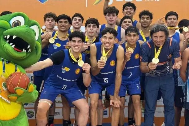 Atletas da Escola Estadual Professor Adir Teixeira de Oliveira, de Ponta Por&atilde;, com a medalha de 1&ordm; lugar conquistada no Jebs Sub-18 (Foto: Divulga&ccedil;&atilde;o / Jebs)