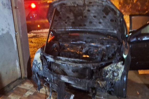 Ve&iacute;culo que pegou fogo no Bairro Capit&atilde;o Vig&aacute;rio