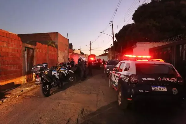 Viaturas da PM durante abordagem na Vila Nhanh&aacute; (Foto: Arquivo)