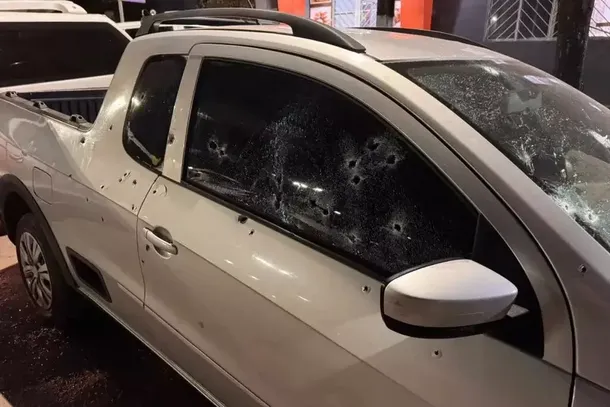 Saveiro utilizada pelos tr&ecirc;s suspeitos ficou com dezenas de perfura&ccedil;&otilde;es e foi apreendida ap&oacute;s a ocorr&ecirc;ncia em Rio Verde (Foto: Rio Verde News)