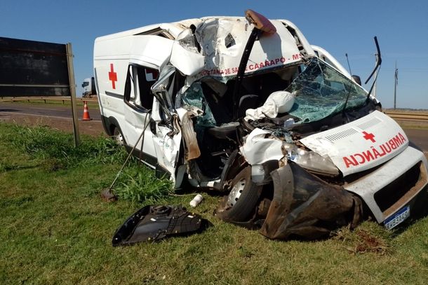 A ambul&acirc;ncia sofreu danos de grande propor&ccedil;&atilde;o com o acidente