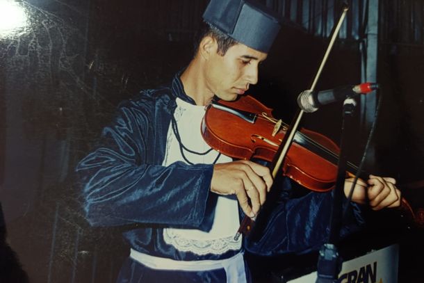 O universit&aacute;rio Vaner Matos no dia da formatura em 2004