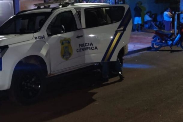 Equipe da per&iacute;cia em frente a casa onde Nilco Alves Martins foi assassinado, na noite desta quinta-feira (Foto: Rio Brilhante em Tempo Real)