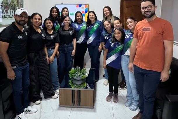 Atletas do HAC, t&eacute;cnico D&ecirc;nis, com a prefeita Lurdes e o vereador Jo&atilde;o Paulo