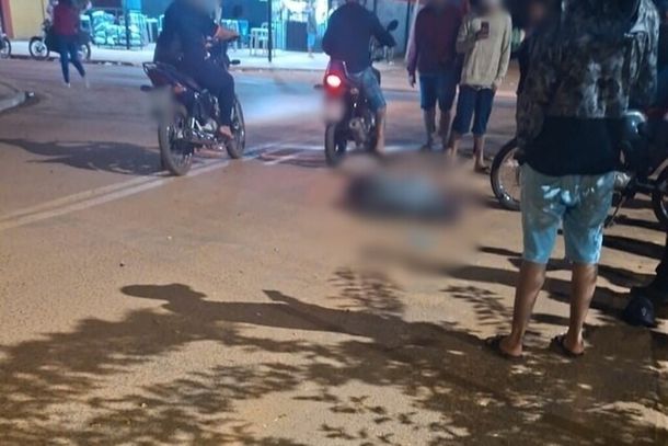 V&iacute;tima ca&iacute;da na Rua Indian&oacute;polis enquanto aguarda socorro. (Foto: Direto das Ruas)