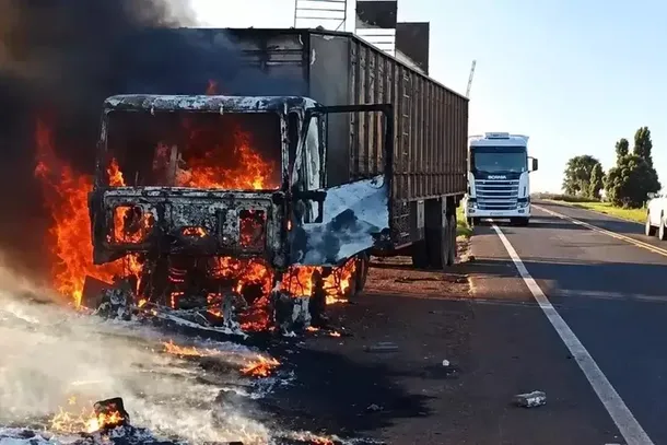 Cabine de carreta destru&iacute;da em inc&ecirc;ndio. (Foto: Reprodu&ccedil;&atilde;o/Nova News)