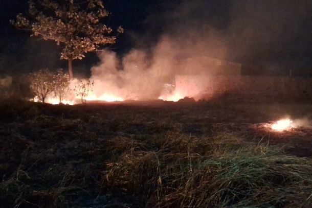 Inc&ecirc;ndio em em vegeta&ccedil;&atilde;o no bairro Capit&atilde;o Vig&aacute;rio I