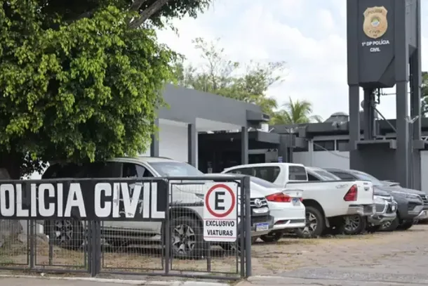 Entrada da delegacia de Corumb&aacute;, onde caso foi registrado (Foto: Anderson Gallo | Dipario Corumbaense)
