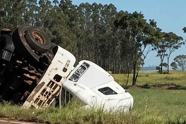 Cabine da carreta que tombou em uma curva da MS-164, no distrito de Nova Itamarati (Foto: Divulga&ccedil;&atilde;o)