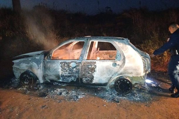 Ve&iacute;culo totalmente queimado foi encontrado horas ap&oacute;s a execu&ccedil;&atilde;o, em estrada na fronteira com o Paraguai. (Foto: divulga&ccedil;&atilde;o)