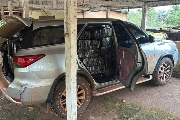 SW4 lotada de maconha, encontrada em s&iacute;tio ap&oacute;s den&uacute;ncia de caseiro (Foto: Divulga&ccedil;&atilde;o)