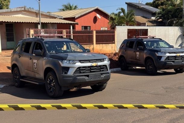 Viaturas do Batalh&atilde;o de Choque em frente a casa onde ocorr&ecirc;ncia ocorreu (Foto: Ivi Not&iacute;cias)