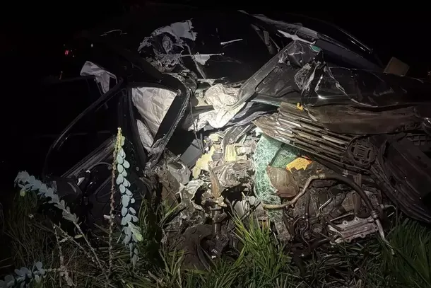 Volkswagen T-Cross ficou completamente destru&iacute;do ap&oacute;s atingir a traseira de um semirreboque na MS-475 (Foto: Divulga&ccedil;&atilde;o/PMMS)