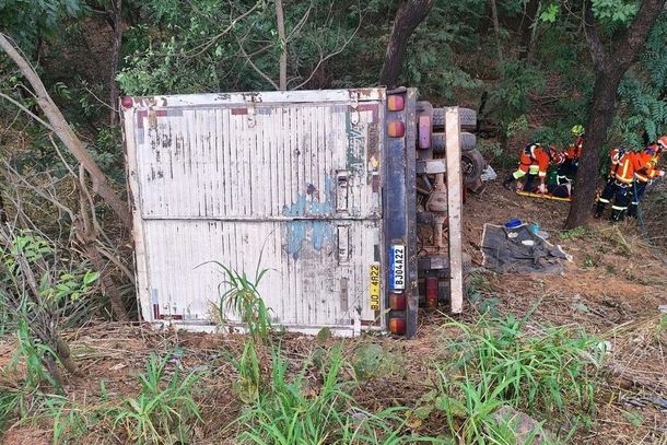Ve&iacute;culo de carga saiu da pista e tombou &agrave;s margens da BR-163, em Rio Verde de Mato Grosso (Foto: Edi&ccedil;&atilde;o MS)