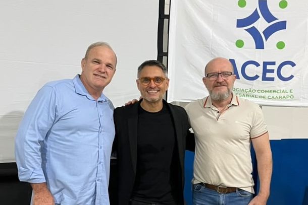 Presidente da ACEC, Nereu Osmar Furlan (E), palestrante Bruno Miranda e o empres&aacute;rio, Nilton C&eacute;sar Gurtler
