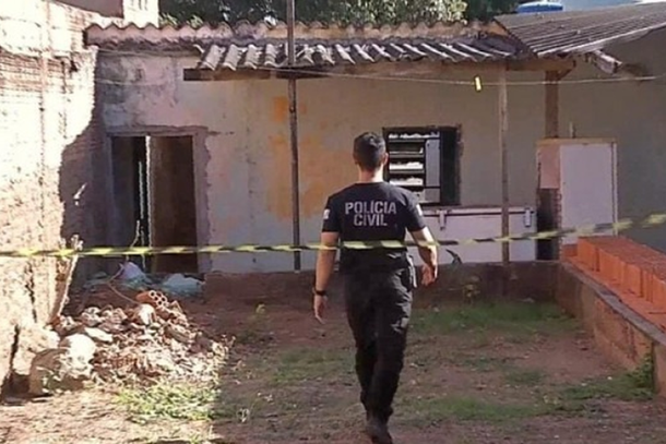 Pol&iacute;cia Civil na casa onde uma mulher foi assassinada pelo ex-companheiro (Foto: Di&aacute;rio Corumbaense)