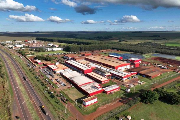 Frigor&iacute;fico est&aacute; instalado &agrave;s margens da BR-163, pr&oacute;ximo da &aacute;rea urbana de S&atilde;o Gabriel do Oeste e a partir de agora vai empregar 3,6 mil pessoas 