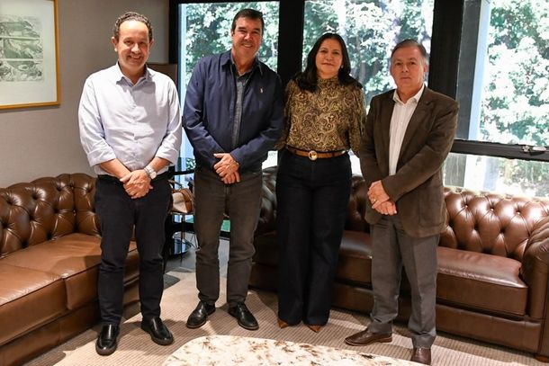Walter Carneiro J&uacute;nior (E), governador Eduardo Riedel, prefeita Lurdes e Ant&ocirc;nio Carlos Videira