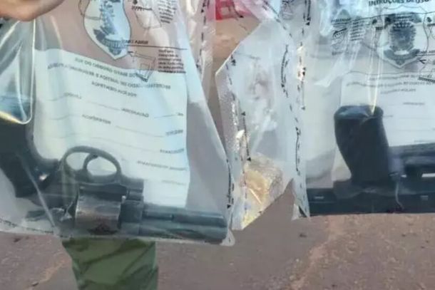 Armas apreendidas durante a opera&ccedil;&atilde;o contra uma fac&ccedil;&atilde;o criminosa em Bataguassu (Foto: Da Hora Bataguassu)