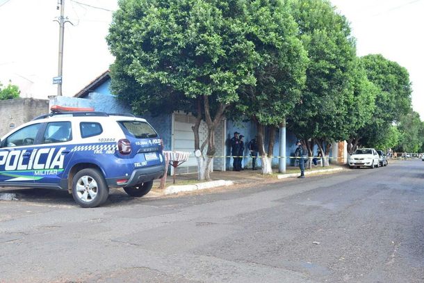 Pol&iacute;cia Militar isolando &aacute;rea na Travessa &Ocirc;mega (Foto: Maya Severino)