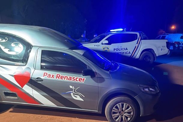 Pax e per&iacute;cia no local onde o crime aconteceu (Foto: Nioaque News)