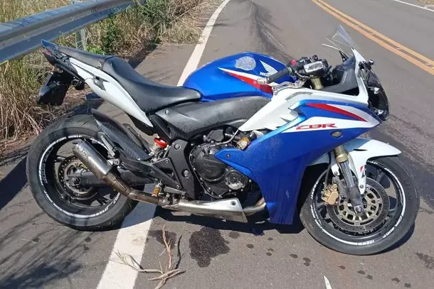 Motocicleta conduzida pela v&iacute;tima no estrada onde ocorreu acidente (Foto: Direto das Ruas)