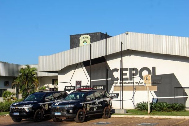 Viaturas em frente &agrave; Depac Cepol onde caso foi registrado (Foto: Juliano Almeida)