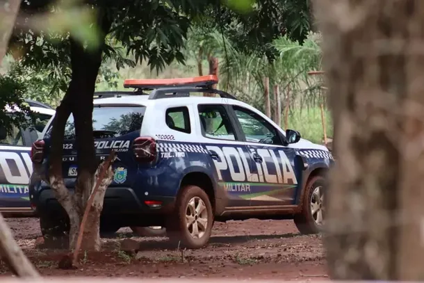 Pol&iacute;cia Militar na ch&aacute;cara onde idoso foi encontrado morto (Foto: Osmar Veiga)