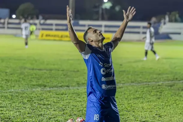 Jogador do Ivinhema comemorando gol marcado na S&eacute;rie D no Est&aacute;dio Saraiv&atilde;o, em Ivinhema (Foto: Ribero Junior)