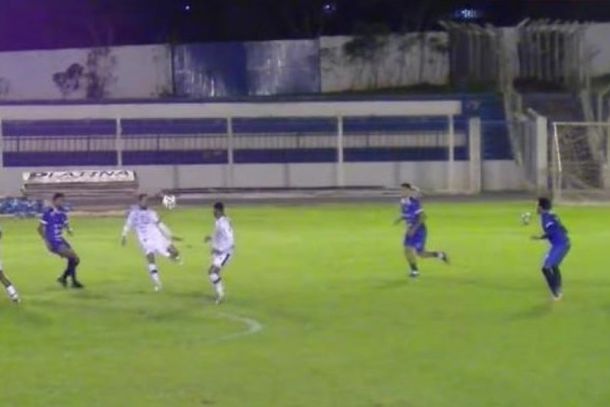 Lance da partida entre Ivinhema x ASA-AL nesta segunda-feira (6)