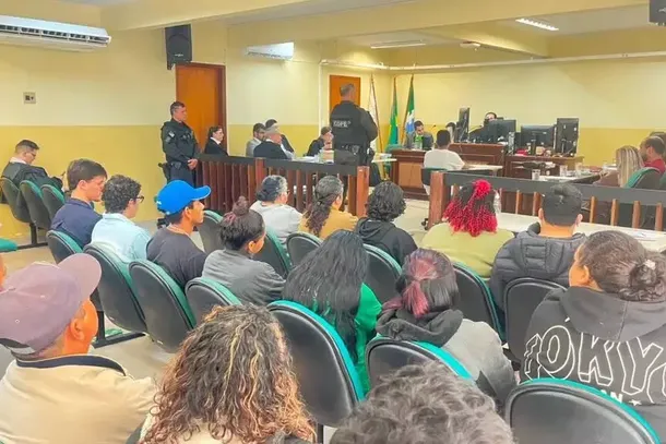 Populares acompanham leitura de senten&ccedil;a no F&oacute;rum de Sidrol&acirc;ndia. (Foto: Babalizando MS)