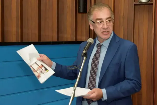 Neno Razuk durante sess&atilde;o na Assembleia Legislativa. (Foto: ALMS)